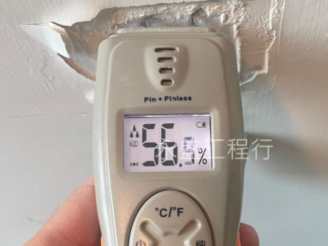 使用電子水壓儀器或電子感應器來檢測防水層下是否有水分存在，從而定位漏水點。